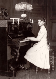 Elżbieta-Catez-przy-fortepianie